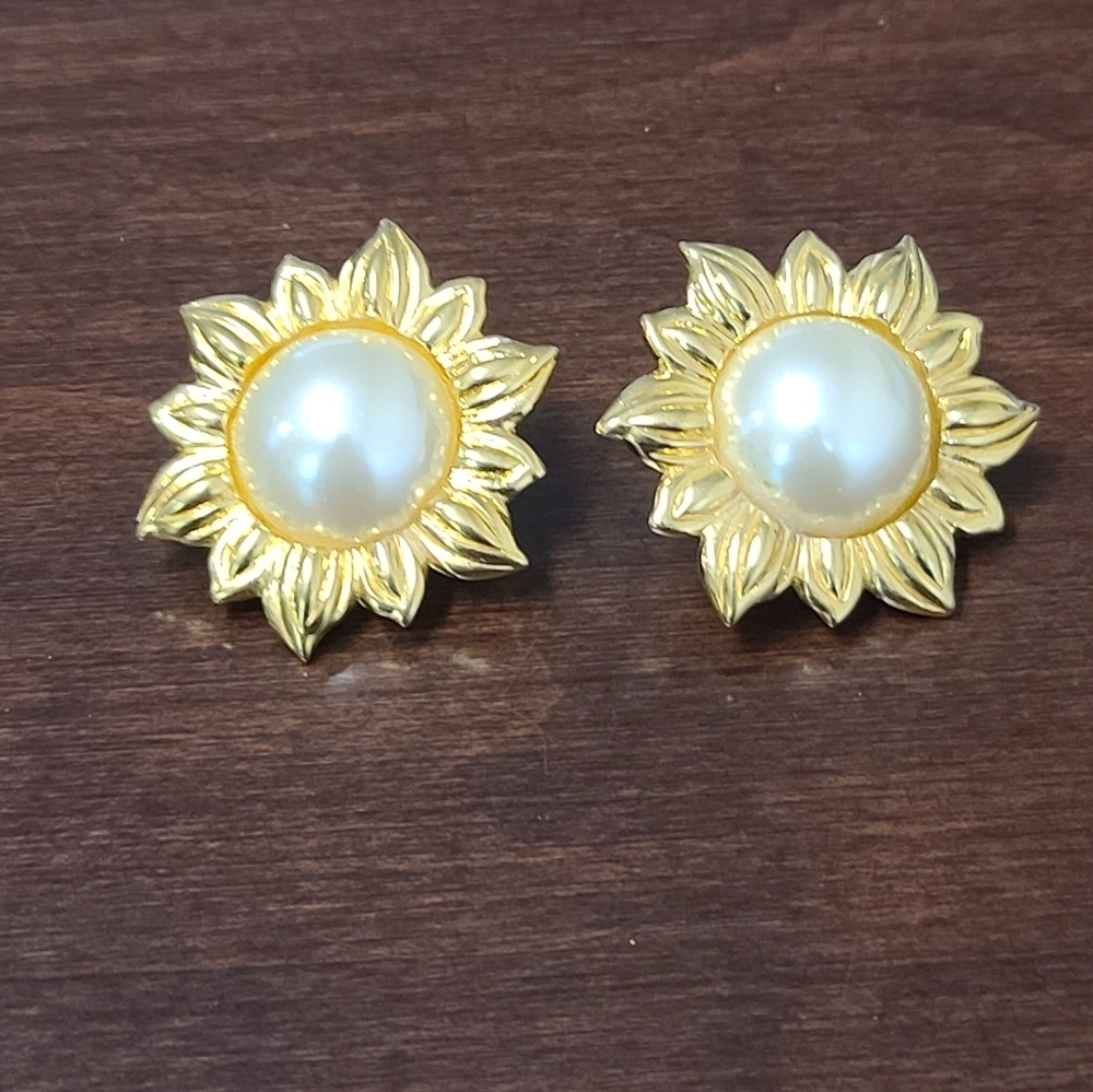 Napier sunburst clip earrings - Picture 5 of 7